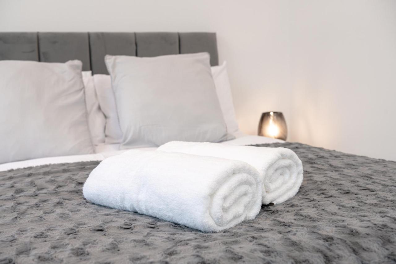 Fantastic New, London Apartment 3 Bed 1 Bath & Parking Whetstone Bagian luar foto